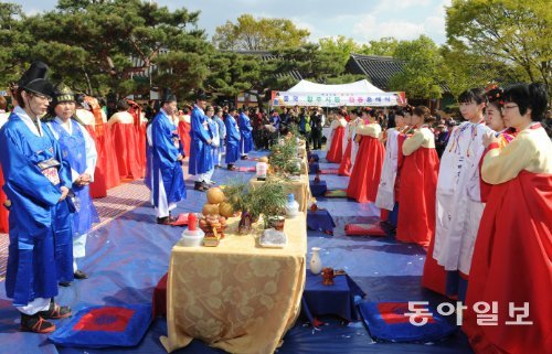 한복 입고 혼례 올리는 중국인들 지난달 26일 전북 남원시 광한루 앞 잔디밭에서 중국 저장 성 항저우 시민들이 한국 전통방식으로 혼례를 올리고 있다. 남원시 제공