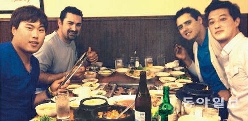 “동료들과 갈비 회식했어요” LA 다저스 투수 류현진이 에이드리언 곤살레스, 루이스 크루스(왼쪽부터) 등 팀 동료들과 한국 식당에서 ‘회식’하는 사진을 3일 자신의 트위터에 올렸다. 류현진은 “한국 갈비 7인분, 된장찌개, 김치찌개, 해물파전, 오징어볶음. 계란찜 포식 중 ㅋㅋ 선수들은 공기밥 3공기씩 ㅋㅋ 잘먹는다 ㅋㅋ”라는 코멘트를 달았다. 오른쪽은 류현진의 통역 마틴 김. 류현진 트위터