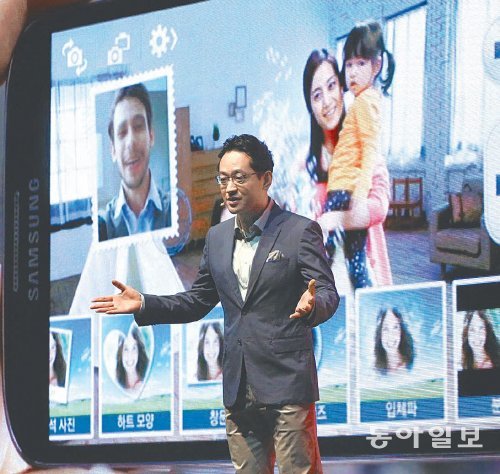 삼성전자 한국총괄마케팅팀의 황승훈 과장이 지난달 25일 삼성 서초사옥에서 열린 ‘갤럭시S4’ 국내 공개행사에서 국내외 언론과 소비자들에게 제품의 다양한 기능을 설명하고 있다. 삼성전자 제공