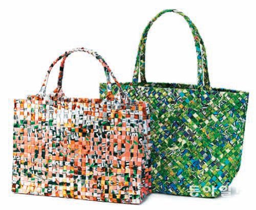 필리핀 여성들이 버려진 주스팩으로 만든 가방인 ‘주스백’. 신세계 제공