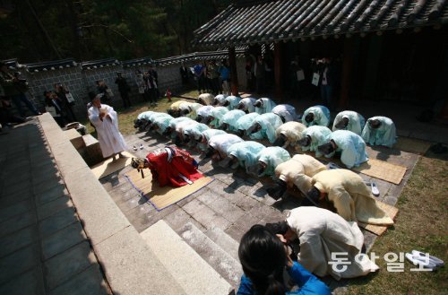 도산별과 재현 행사에 앞서 퇴계 이황의 위패를 모신 도산서원 상덕사에서 퇴계에게 행사를 알리는 고유제를 올리고 있다. 자주색 관복을 입은 김병일 한국국학진흥원장이 고유제를 주관하는 헌관으로 나섰다. 한국국학진흥원 제공