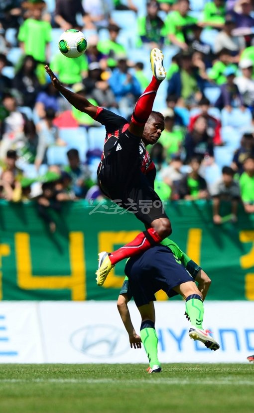 소림축구! 5일 열린 K리그 클래식 10라운드에서 FC서울 아디(위)가 전북 김상식과 볼 경합을 벌이는 과정에서 공중에 높이 뜬 채 균형을 잃고 있다. 전주｜박화용 기자 inphoto@donga.com 트위터@seven7sola