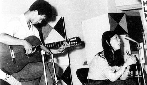 1970년대 유신정권은 수많은 금지곡으로 가수들의 입을 막았다. 김민기(왼쪽)와 양희은이 노래 부르는 모습. 동아일보DB