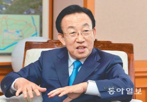 김관용 경북도지사는 “스포츠는 복지다”라고 강조한다. 스포츠활동을 통해 국민의 육체와 정신건강을 증진시키고 의료비용을 절감할 수 있다고 본다. 또한 스포츠는 여가활동으로 이어지며 문화활동과도 융합시킬 수 있다. 이런 점에서 그는 문화와 스포츠를 융합한 ‘비빔밥 체육’으로 경북의 생활체육을 이끌어가겠다고 말했다. 경북도청 제공