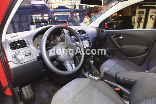 폴로 실내는 각종 편의장치에 익숙한 국내 소비자에게는 생소할 만큼 단출하다.