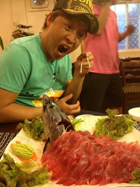 정준하가 사이판 ‘핫도그 빨리 먹기 대회’에서 3위를 했다. 참치회로 자축한 ’식신’ 정준하. 사진 출처=정준하 트위터