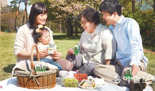 콩을 섭취할 기회가 적은 현대인에게 두유는 대체상품으로 각광받을 만하다. 한 가족이 정식품이 만든 대한민국 대표 두유 베지밀을 즐기고 있다. 정식품 제공