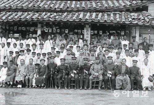 1913년 5월 20일 진잠초등학교 개교식 사진. 진잠초등학교 제공