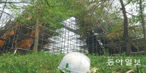 1982년 인천 중구 자유공원에 건립된 한미 수교 100주년 기념탑 주변에 안전모가 나뒹굴고 있다. 구는 지난해 10월 기념탑 보수공사에 들어갔으나 보수업체의 자금난으로 공사가 중단돼 흉물로 방치되고 있다. 김영국 동아닷컴 객원기자 press82@donga.com