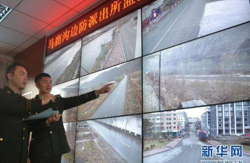 북한과 접경한 중국 지린 성 창바이 현 마루거우 진의 파출소 내 관제센터에서 공안들이 폐쇄회로(CC)TV를 통해 실시간으로 변경지역을 감시하고 있다.

사진 출처 신화통신
