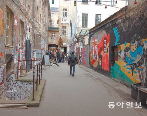 벽면에 그라피티가 가득한 미테 지구의 한 뒷골목.

베를린=박창규 기자 kyu@donga.com