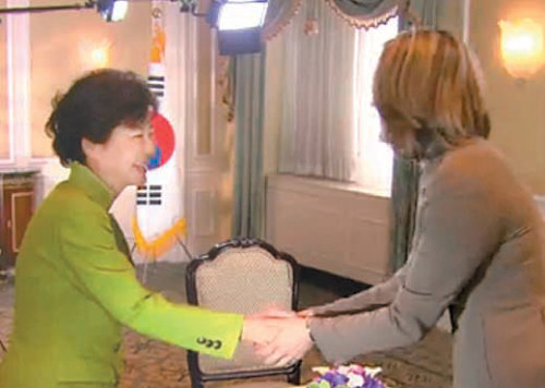 CBS 기자의 두 손 악수



미국을 방문한 박근혜 대통령(왼쪽)이 CBS 인터뷰에 앞서 마거릿 브레넌 기자와 악수하고 있다. 브레넌 기자는 동양식으로 허리를 굽히고 두 손을 내밀었다. CBS TV 화면 캡처