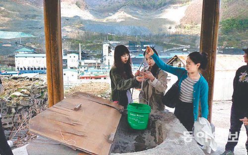 태백시 삼방동 미로마을을 찾은 관광객들이 우물에서 두레박 체험을 하고 있다. 이들은 마을에서 숨은그림 찾기 이벤트를 갖기도 했다. 태백시 제공