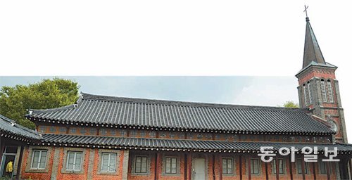 한옥 양옥 절충식의 나바위성당. 1845년 김대건 신부가 중국 상하이에서 사제 품을 받고 돌아올 때 첫발을 디딘 곳이다.