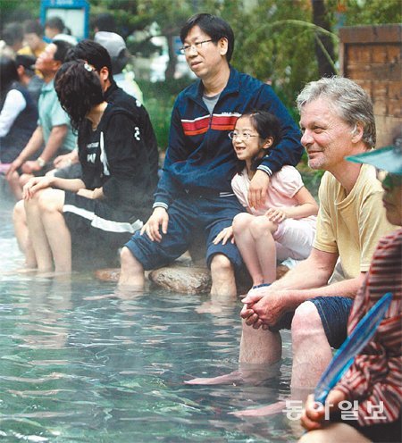 외국인도 “족욕 좋아요” 대전 유성온천에서 10일부터 12일까지 130여 개 프로그램이 마련된 유성온천문화축제가 열린다. 사진은 유성온천문화거리에 있는 족욕체험장. 유성구청 제공