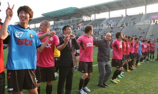 경남FC가 12일 홈경기에서 대구FC에 3-1 역전승을 거두며 K리그 통산 100승을 기록했다. 경남 최진한 감독(왼쪽 3번째)과 선수들이 경기 후 홈 팬들과 함께 기쁨을 나누고 있다. 사진제공｜경남FC