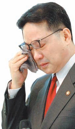 조명철 의원이 지난해 말 한국자유총연맹에서 열린 탈북자 위로행사에서 축사를 하던 도중 감정을 이기지 못하고 눈물을 흘리고 있다.뉴스1 제공