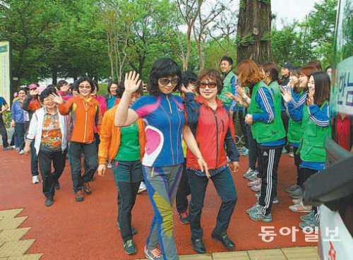 한남대 총학생회 간부들이 9일 여행을 떠나는 이 학교 환경미화원들에게 손을 흔들며 환송하고 있다. 한남대 제공