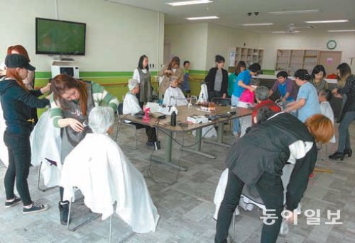 한국영상대 헤어디자인과 학생 20여 명이 10일 세종요양병원을 방문해 노인들에게 머리손질을 해 주고 있다. 한국영상대 제공