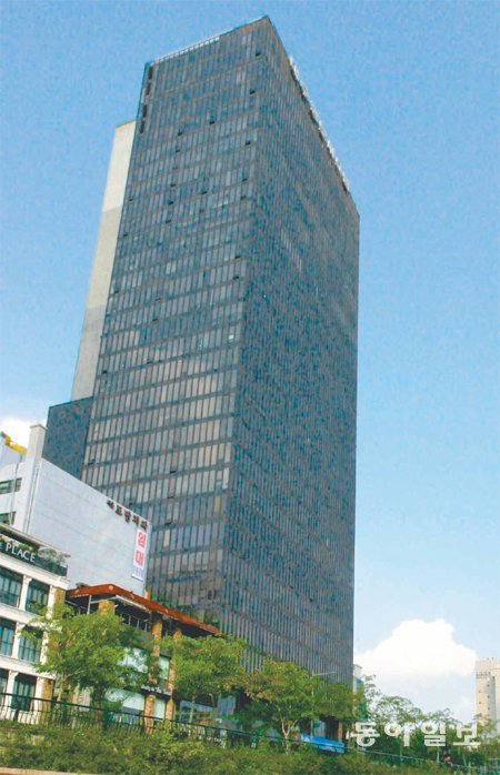 김중업(1922∼1988)이 설계한 삼일빌딩(1970년). 뉴욕의 시그램 빌딩을 표절했다는 주장이 있지만 건축가 최준석은 “땅으로부터 표출되는 건축물 고유의 비례는 베낄 수 없다”고 평가했다. 원대연 기자