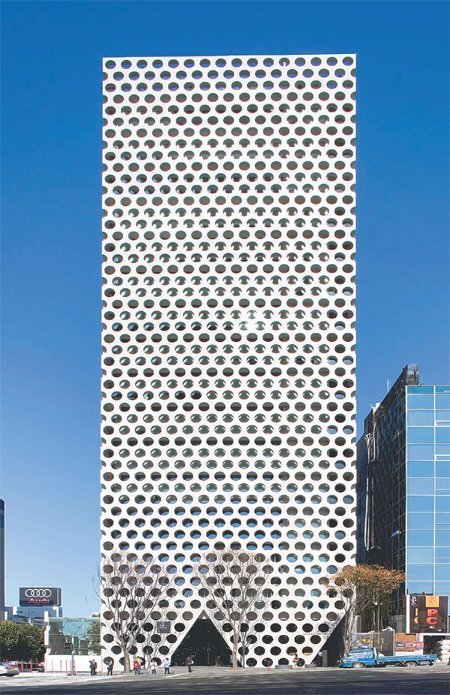 김인철(66)이 설계한 어반하이브(2008년). 건물 외벽에 3800개가 넘는 구멍을 뚫어 놓았다. 건물 내부에서는 동그란 구멍을 통해 도시를 바라보는 색다른 즐거움을 누릴 수 있다. 사진작가 박영채 씨