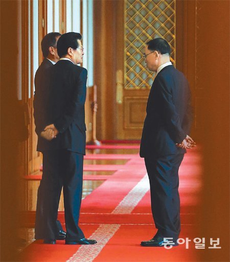 鄭총리-許비서실장 무슨 얘기? 정홍원 국무총리(오른쪽)와 허태열 대통령비서실장이 14일 청와대에서 열린 국무회의 시작에 앞서 박근혜 대통령을 기다리며 이야기하고 있다. 청와대사진기자단