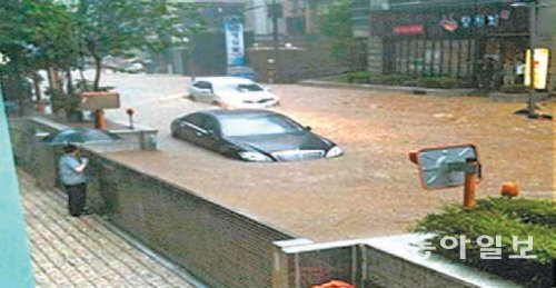 2011년 7월 집중호우로 서울 강남역 일대가 침수됐을 당시 모습. 지하 출입구에 물막이를 설치한 건물은 도로가 침수됐음에도 피해를 보지 않았다. 서울시 제공
