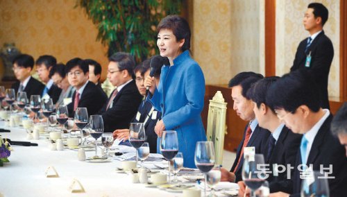 박근혜 대통령이 15일 오후 청와대에서 열린 언론사 정치부장과의 만찬에서 인사말을 하고 있다. 박 대통령은 이날 성추행 의혹을 받고 있는 윤창중 씨를 청와대 대변인으로 발탁했던 것과 관련해 “나 자신도 굉장히 실망스럽다”고 말했다. 청와대사진기자단