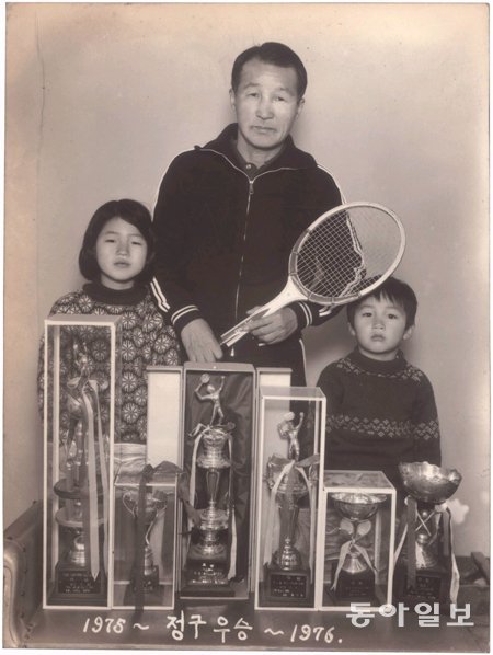 1970년대에 목일신(가운데)이 정구대회 우승 트로피를 모아 놓고 자녀들과 함께 기념사진을 찍었다. 목일신은 교사를 본업으로 하면서 동요작가, 정구 감독, 탁구 감독 등 다양한 활동을 했다. 소명출판 제공