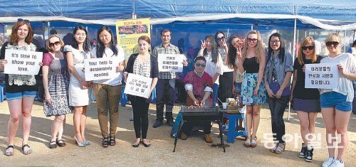 중부대에 재학 중인 중국 등 외국 학생들이 축제 기간에 지난달 발생한 중국 쓰촨 성 지진 피해자를 도와줄 것을 호소하고 있다. 중부대 제공