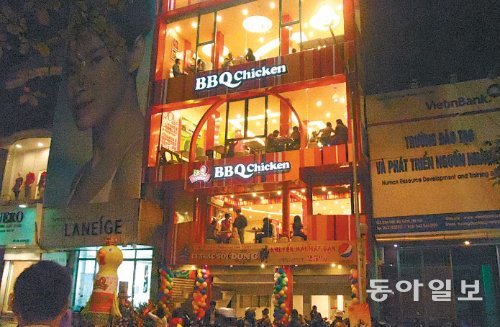 베트남 하노이 중심 거리에 있는 4층 규모의 BBQ 치킨 매장. 이 매장에서는 다양한 양념으로 버무린 치킨 조각 세트가 큰 인기를 끌고 있다. 제네시스BBQ그룹 제공