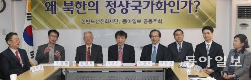 동아일보와 한반도선진화재단이 7일 서울 중구 충무로 한선재단 회의실에서 ‘통일의 길, 왜 북한의 정상국가화인가?’라는 주제로 개최한 네 번째 공동세미나. 참석자들이 북한의 민주화와 정보화에 대해 논의하고 있다. 변영욱 기자 cut@donga.com