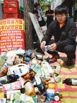 서울 남대문로 남양유업 본사 앞에서 항의 시위 중인 이창섭 남양유업대리점피해자협의회장.