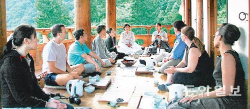 경북 지방의 한옥을 찾는 국내외 체험 관광객이 늘고 있다. 경북 안동시 도산면 농암종택에서 다도 체험 중인 외국인 관광객들. 안동시 제공