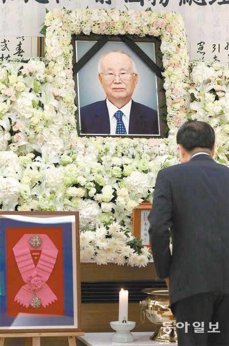 19일 서울 강남구 일원동 삼성서울병원에 마련된 남덕우 전 국무총리의 빈소를 찾은 조문객이 남 전 총리의 영정사진 앞에서 애도를 표하고 있다. 변영욱 기자 cut@donga.com