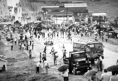 여름비가 내리던 1971년 8월 10일 화요일 무정부 상태로 변한 광주대단지. 성난 군중은 곡괭이 식칼 몽둥이를 들고 거리를 누볐다. 건물과 차량이 불탄 거리는 폭격을 맞은 전쟁터나 마찬가지였다. 서울시 제공