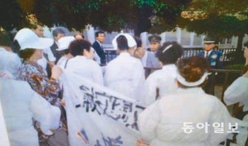 1994년 5월 일본 총리부에 들어가려는 위안부 피해자들이 일본 관리들과 대치하고 있는 장면. 일본 군대 강제위안부희생자유족회 제공