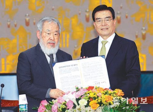 ‘물방울 작가’로 유명한 김창열 화백(왼쪽)이 자신의 작품 200점을 제주도에 기증하기로 하고 20일 우근민 제주지사와 협약을 했다. 제주도 제공