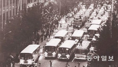 1980년 5월 20일 계엄군의 만행을 목격한 광주지역 택시 시내버스 운전사들은 200여 대의 차량을 동원해 경적을 울리며 시위를 벌였다. 5·18기념재단 제공