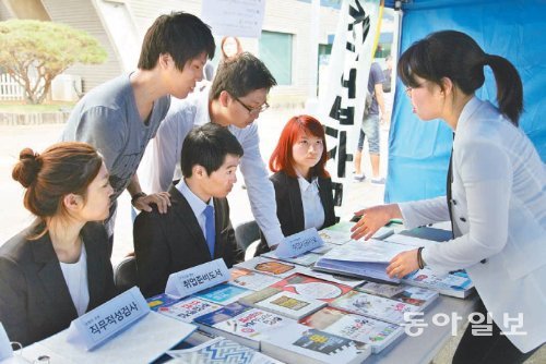 경기 시흥시의 한국산업기술대는 학생들이 필요로 하는 취업 프로그램을 맞춤형으로 지원하는 점이 주효해 ‘청년드림 대학’에 선정됐다. 취업 정보를 제공하는 교내 부스에서 학생들이 설명을 듣고 있다. 한국산업기술대 제공
