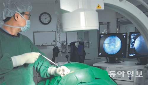 강남초이스병원 의료진이 특수 내시경을 통해 전송된 화면을 보면서 고주파 디스크 치료술을 시행하고 있다. 강남초이스병원 제공