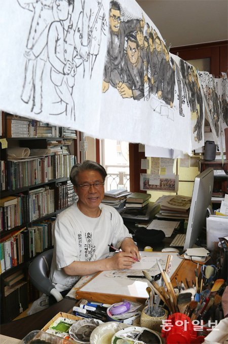 1920년대 항일학생운동을 다룰 만화를 준비 중인 이희재 작가가 작품의 주요 장면을 걸어놓은 채 작업하고 있다. 홍진환 기자 jean@donga.com