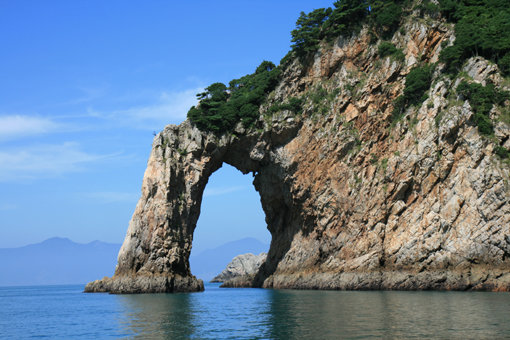 영산도는 다도해해상국립공원 명품마을로 선정돼 자연친화적이고 스토리가 있는 테마마을로 조성되고 있다. 영산8경의 백미인 석주대문. 석주대문은 바닷물이 바위를 빚어 만든 아름다운 석문이다. 사진제공｜국립공원관리공단