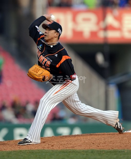 투수가 빅이닝을 허용하지 않기 위해선 심판과 실책 등 외부 변수에도 평정심을 유지하고, 타자와의 싸움에만 집중할 수 있어야 한다. 사진은 롯데 투수 김사율. 스포츠동아DB