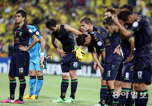 프로축구 전북 현대 선수들이 22일 일본 치바현 가시와 히타치 스타디움에서 열린 아시아축구연맹(AFC) 챔피언스리그 16강 가시와 레이솔과의 2차전에서 2-3으로 역전패한 뒤 아쉬워하고 있다. 김경제 동아일보 기자 kjk5873@donga.com