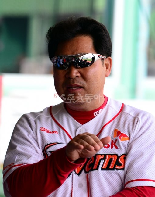 22일 오후 인천 문학야구장에서 ‘2013 한국야쿠르트 세븐 프로야구’ SK 와이번스와 NC 다이노스 경기가 열린다. 경기전 SK 이만수 감독이 취재진과 이야기를 나누고 있다. 문학｜김민성 기자 marineboy@donga.com 트위터 @bluemarine007