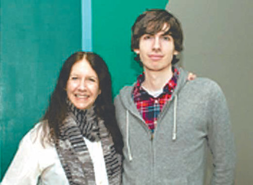 텀블러의 창업자 데이비드 카프 씨(오른쪽)와 그에게 “학교를 그만두고 좋아하는 컴퓨터에 실컷 몰입하라”고 가르친 어머니 바버라 애커먼 씨. 사진 출처 캘훈스쿨 홈페이지