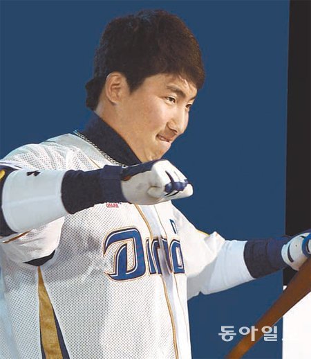 나성범(24·NC)이 재활을 마치고 1군 엔트리에 복귀한 1일 창원 마산구장에서 열린 LG와의 경기 중 더그아웃에서 비장한 표정으로 몸을 풀고 있다. 동아일보DB