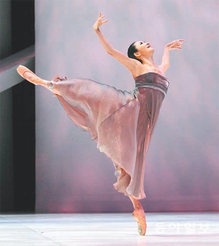 국립발레단 수석무용수 김지영이 현대무용과 만난 ‘혼돈의 시작’. 한국공연예술센터 제공