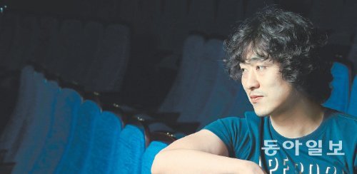 뮤지컬 ‘레미제라블’ 한국어 공연의 또 다른 깜짝 스타 김성민. 주인공 장발장 역의 정성화 ‘커버’로 발탁됐다가 ‘얼터’가 된 그는 일주일 8회 공연 중 6회는 술꾼 대학생 그랑테르 역으로 동료 배우 3명과 앙상블 대기실을 나눠쓰지만 장발장 역을 맡는 2회 공연에선 당당히 주인공 대기실을 독차지하는 특혜를 누린다. 홍진환 기자 jean@donga.com